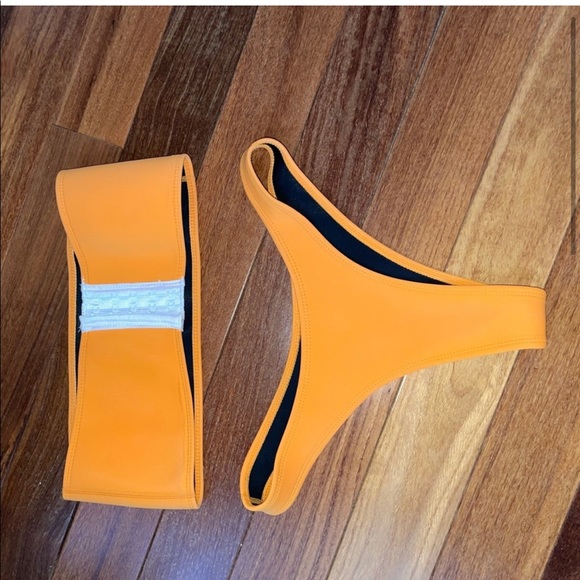 Really flattering but too small for me. - Picture 3 of 4